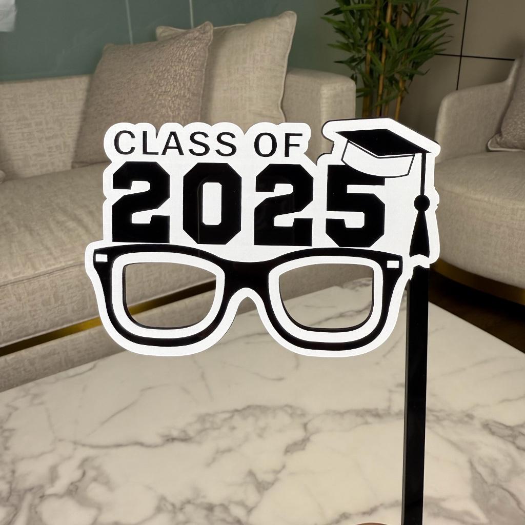 اكسسوار تخرج أكريليك - دفعة ٢٠٢٥ مع نظارة وقبعة