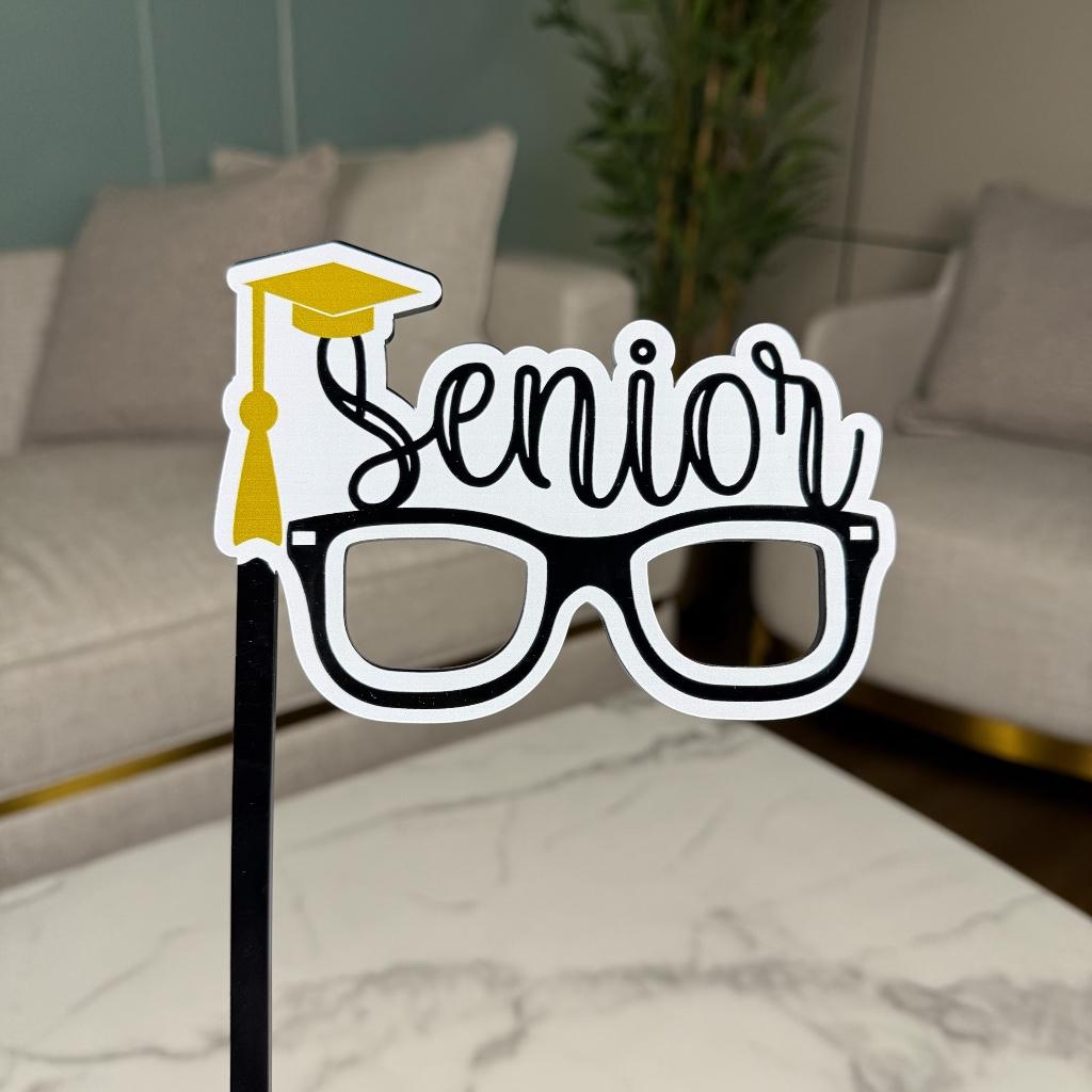اكسسوار تخرج أكريليك - سينيور مع نظارة وقبعة