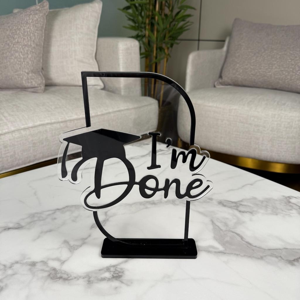 ستاند تخرج أكريليك - تصميم "I'm Done" مع قبعة تخرج