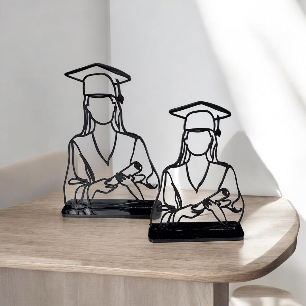 ستاند أكريليك بتصميم فتاة متخرجة - متوفر بحجمين