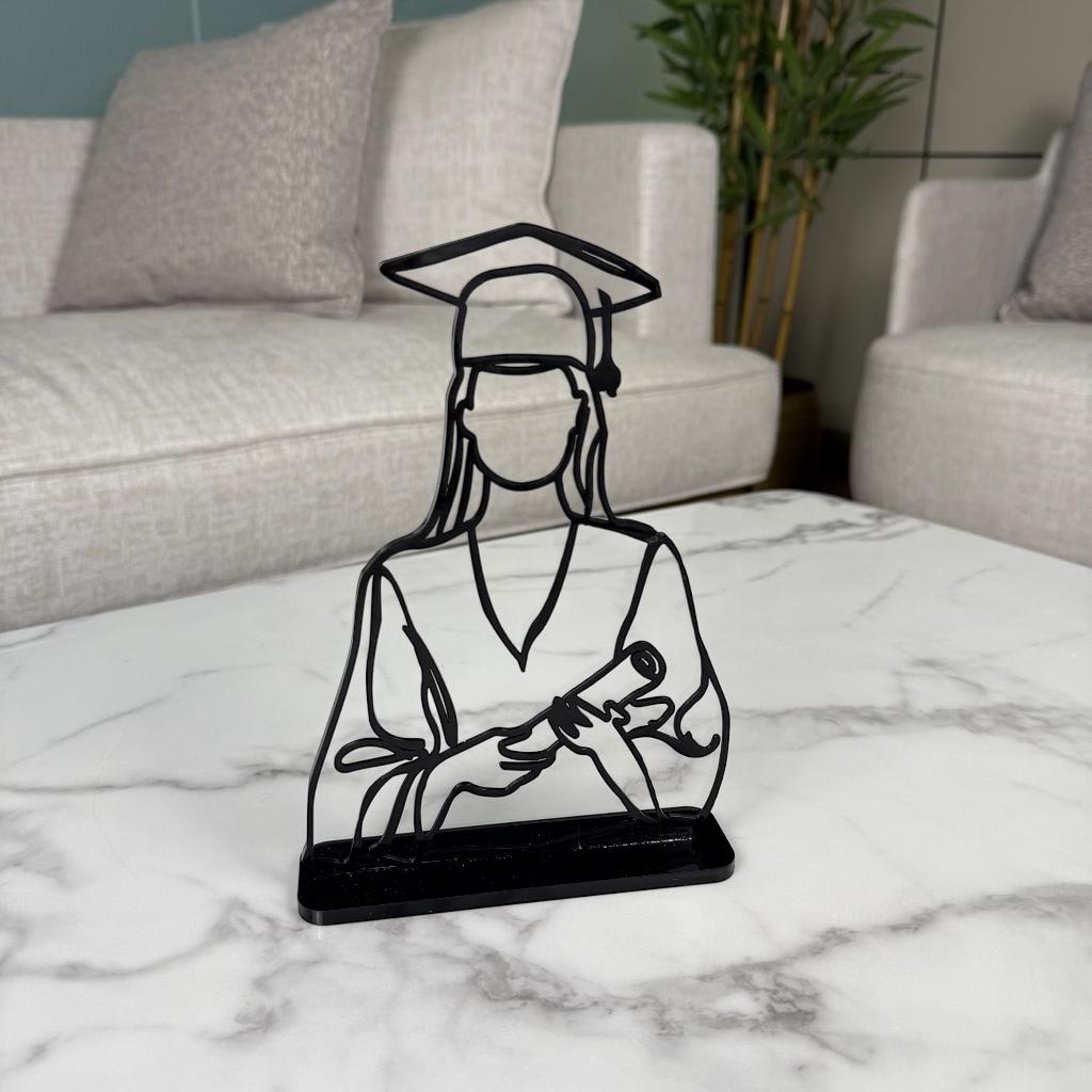 ستاند أكريليك بتصميم فتاة متخرجة - متوفر بحجمين