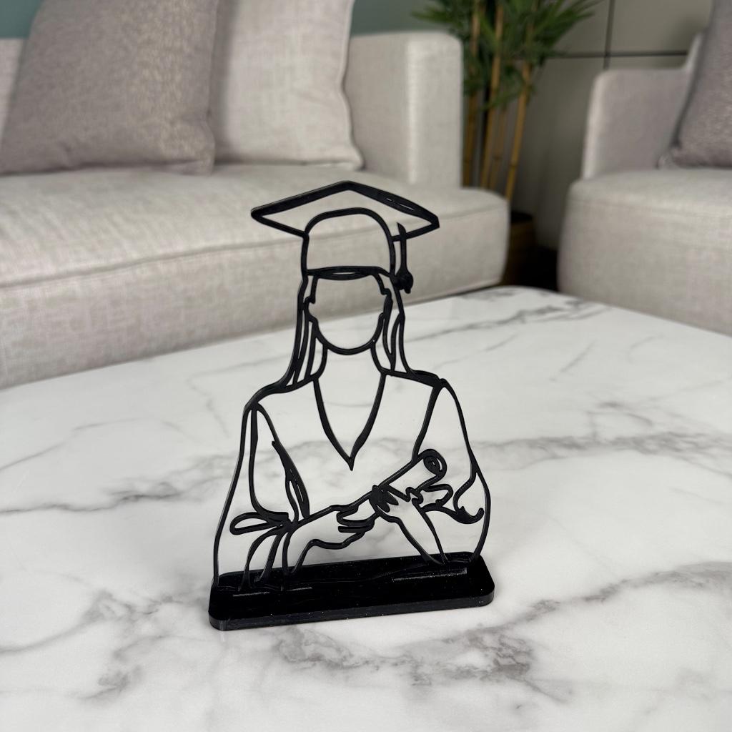 ستاند أكريليك بتصميم فتاة متخرجة - متوفر بحجمين