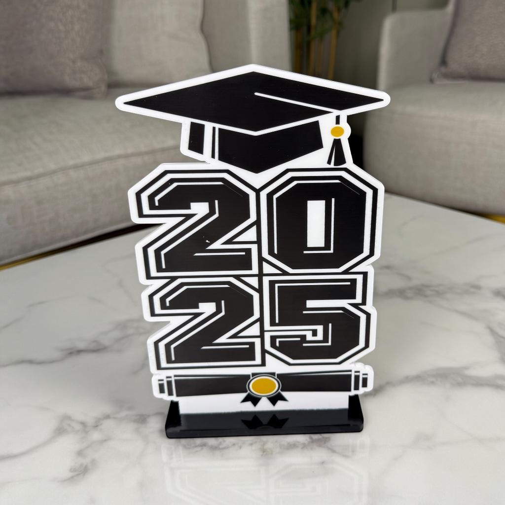 ستاند تخرج أكريليك بتصميم دفعة 2025وقبعة تخرج