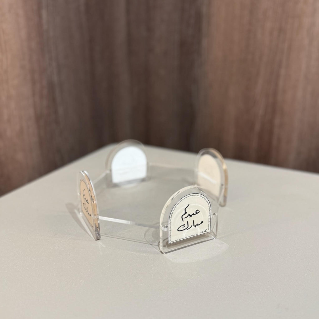 استاند دلة  – أكريليك فاخر لتنظيم الضيافة