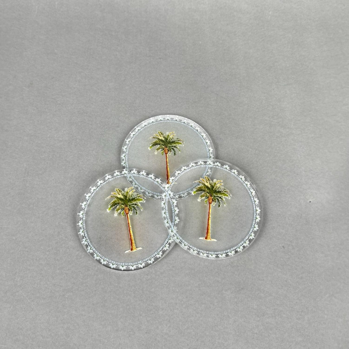 مجموعة 3قواعد أكواب أكرليك - تصميم النخلة  | همس الأفكار