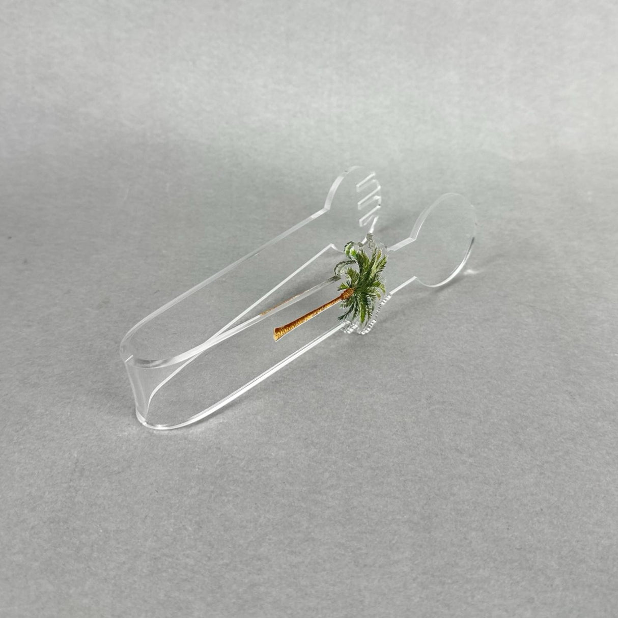 ملقط أكرليك فاخر بتصميم النخلة – همس الأفكار