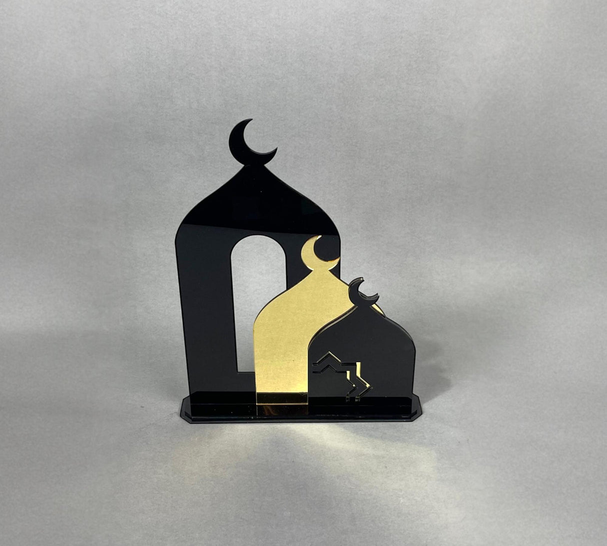 مسجد أكريليك فاخر بتصميم هندسي عصري