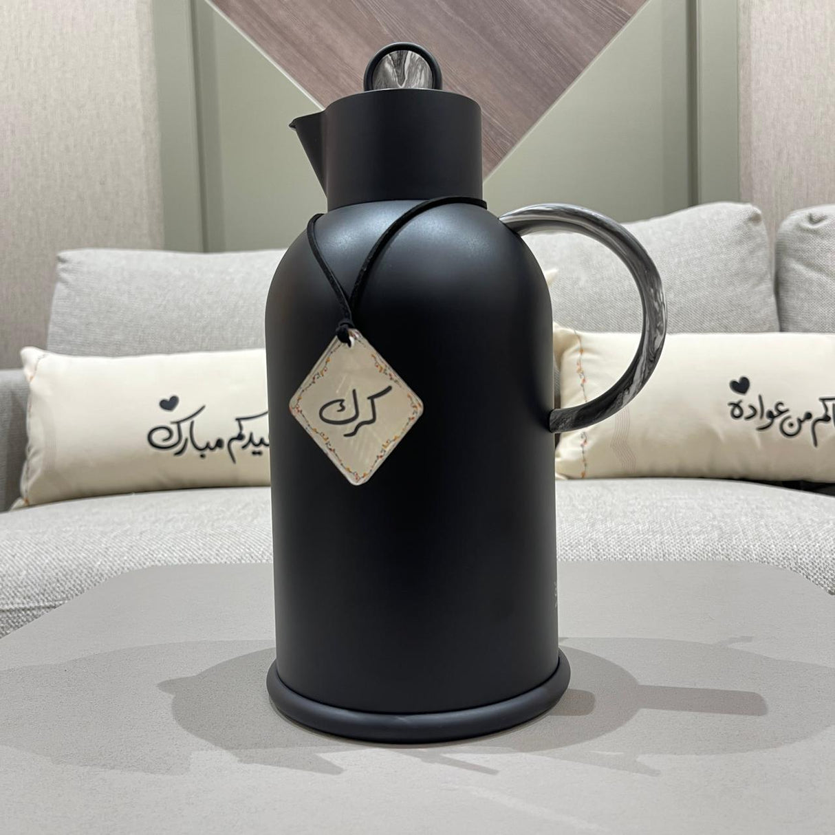 تعليقة دلة "كرك" الأكريليك (متوفرة بلونين)